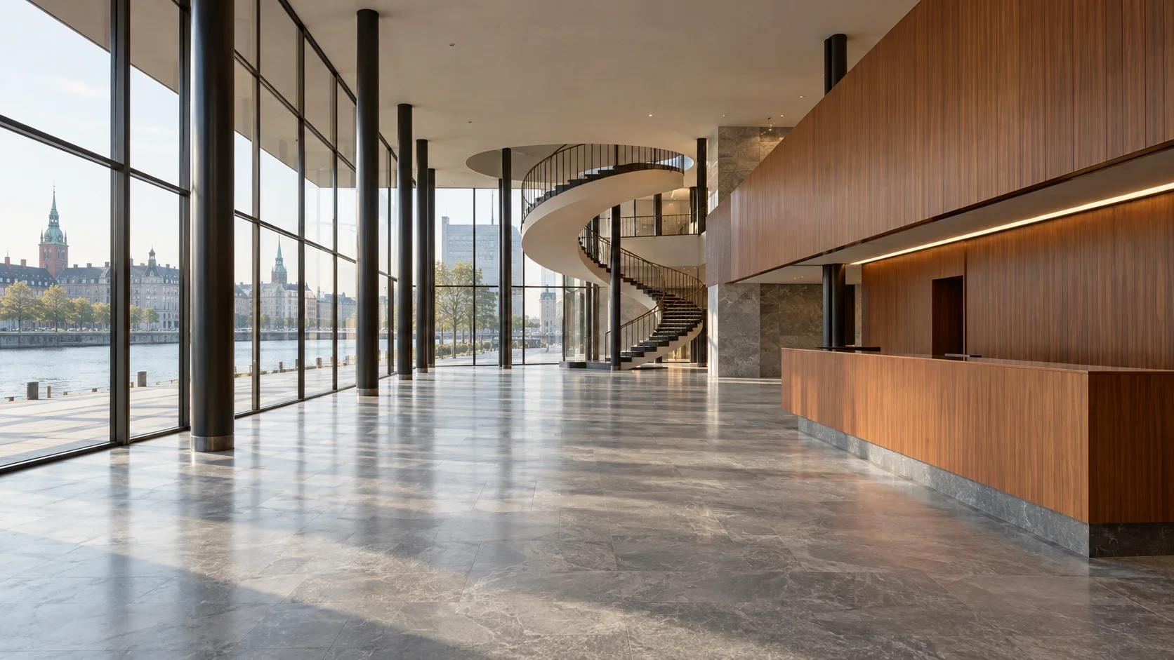Modernistisk hotellobby fra 1960'erne med glasfacade og stengulv